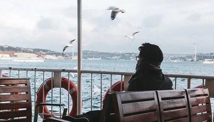 詹姆斯团队安保骂球迷：你们这些烦人的家伙快TM滚开