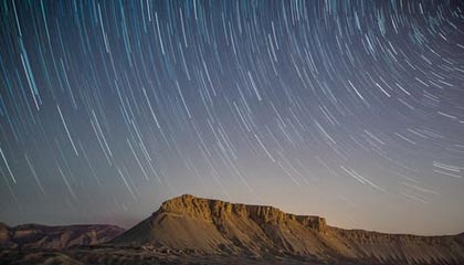 詹姆斯团队安保骂球迷：你们这些烦人的家伙快TM滚开